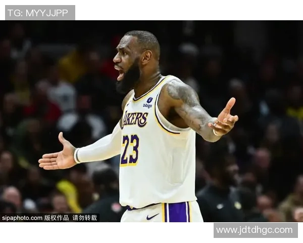 詹姆斯强调灵活调整打法是球员适应球队的重要生存智慧