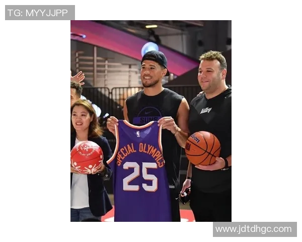 布克赛后与模仿者中国布克亲密合影赠送签名球衣展现友谊与支持 布克赛后与模仿者中国布克亲密合影赠送签名球衣展现友谊与支持