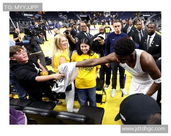 爱德华兹现场脱下比赛球衣赠送球迷令人惊叹的温暖瞬间 爱德华兹现场脱下比赛球衣赠送球迷令人惊叹的温暖瞬间