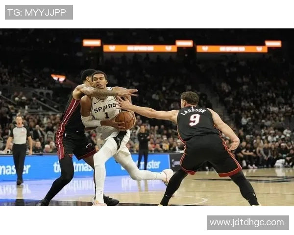 热火20号新星亚库乔尼斯表现出色送出10次助攻并贡献8分2断1帽