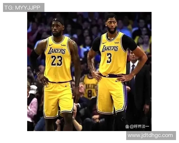 范德比尔特回忆2016年与詹姆斯合影并称其为历史最佳球员