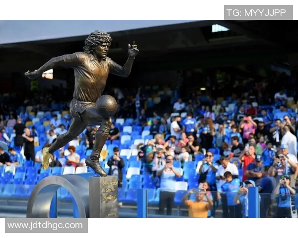 足坛奇葩雕像大盘点萨拉赫C罗大罗法尔考等球星形象奇特引热议 足坛奇葩雕像大盘点萨拉赫C罗大罗法尔考等球星形象奇特引热议
