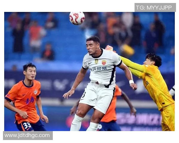 李新翔精彩穿裆过人后推射远角破门助海港4-2领先海牛 李新翔精彩穿裆过人后推射远角破门助海港4-2领先海牛