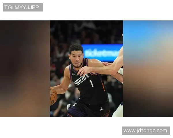 奥特布克在比赛中展现卓越掌控力面对包夹与强对抗依然做出明智决策