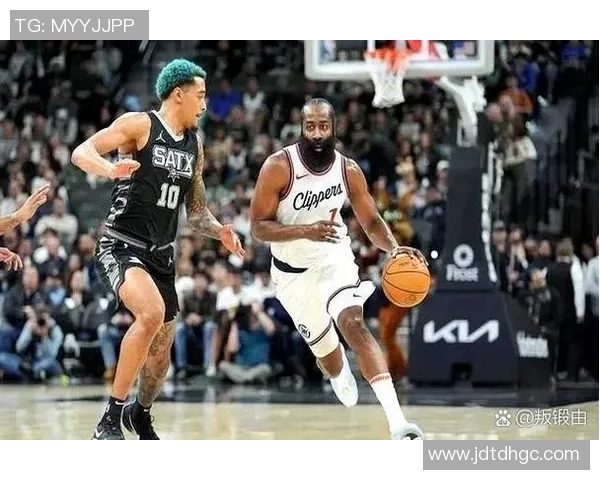 快船逆转19分再创佳绩小卡吸引防守三人展现团队实力